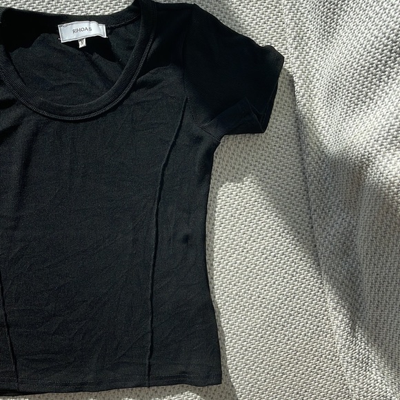 Black t shirt ! Great combo with every outfit. - Picture 3 of 4